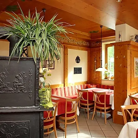 & Zur Linde Hotel