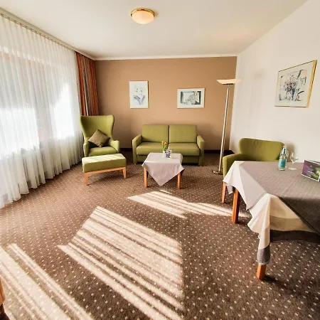 & Zur Linde Hotel